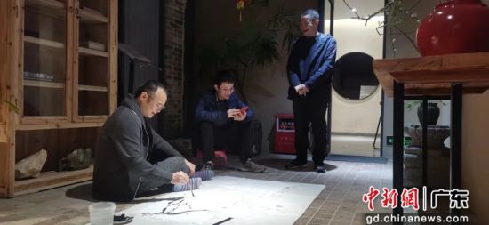 广州美术学院三位青年艺术家写生创作。受访者供图