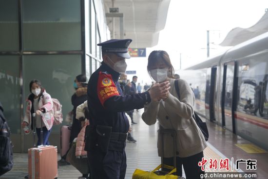 广铁警方科学调配警力，加大站车巡逻检查力度，维护治安秩序，确保旅客安全出行。 作者 周德华