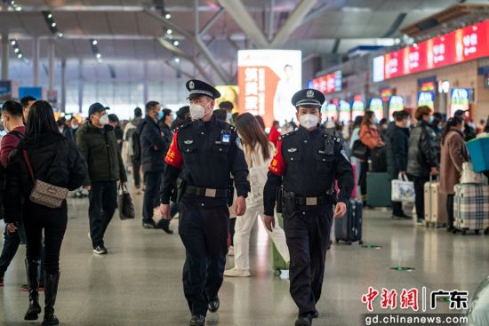 广铁警方科学调配警力，加大站车巡逻检查力度，维护治安秩序，确保旅客安全出行。 作者 周德华