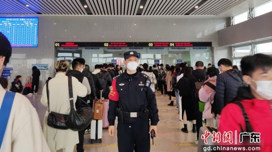 湛江西站返程客流创历史新高 铁警力保旅客出行安全 作者 吕剑君