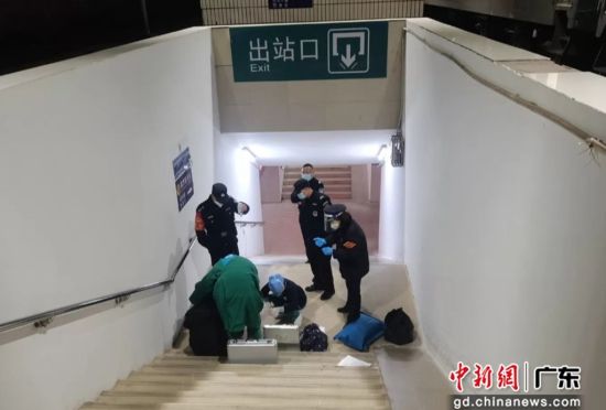 图为惠州铁路公安处龙川站派出所民警倾力救助癫痫发作旅客。 作者 惠州铁路公安处供图