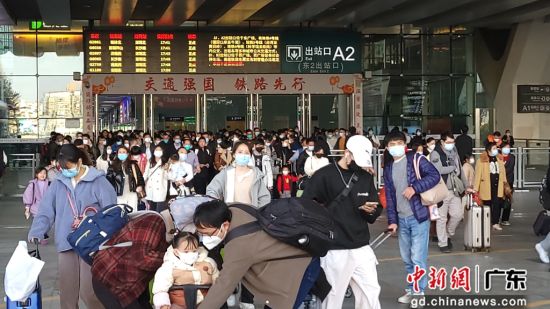 图为深圳北站出站旅客。 作者 由迪