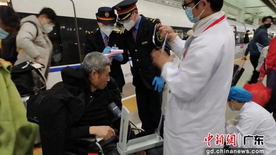 杨列车长与广州南的工作人员进行交接，将廖先生送往急救车上。 作者 刘佳芹