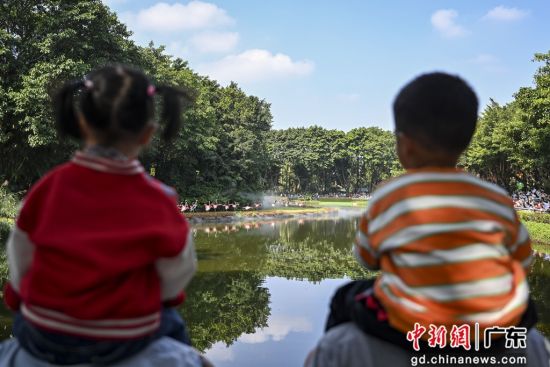 2日是全球第27个“世界湿地日”，广州长隆飞鸟乐园举办“百鸟飞歌”活动，尽现湿地生态勃勃生机。 作者 陈骥�F