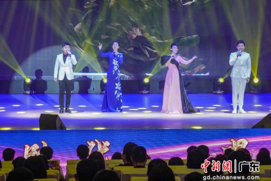 图为女高音歌唱家张静弘演唱歌曲《幸福畲乡》活动现场。 作者 东源县委宣传部供图