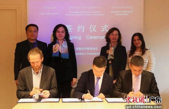 图为光明区与卡琳国际、深圳市内衣行业协会签订三方战略合作协议。光明区 供图