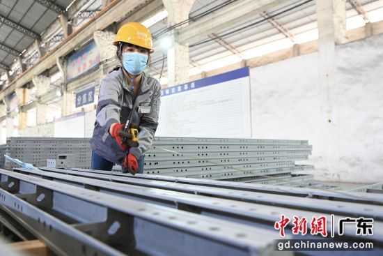 模板加工厂的女子装卸工正在进行铝模板分拣作业 作者 陈骥旻