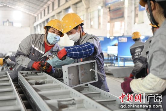 模板加工厂的女子装卸工正在进行铝模板分拣作业 作者 陈骥旻