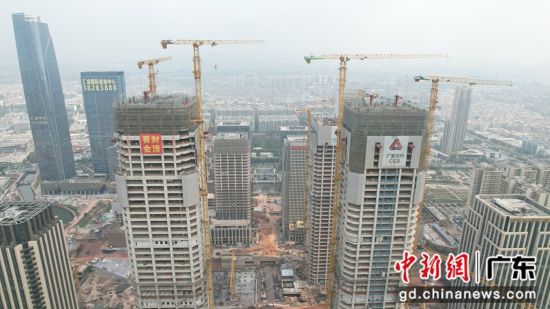 中国人寿大厦(左)主体结构封顶 作者 林嘉嘉