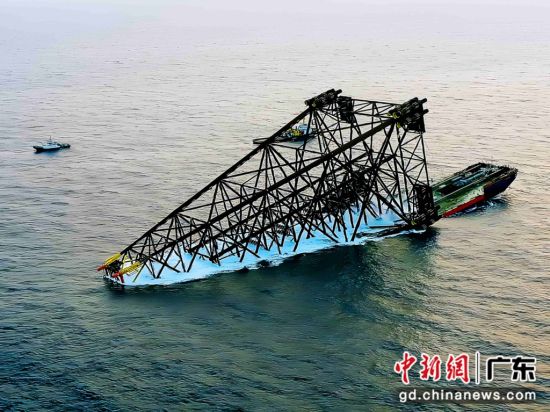 中海油陆丰12-3深水导管架海上安装就位