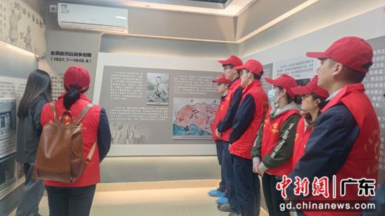 梅州卷烟厂志愿服务人员在梅西镇革命历史陈列馆参观学习。洪榆洼 摄