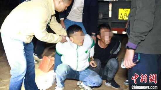办案民警在广西北海抓获犯罪嫌疑人 王音默 摄
