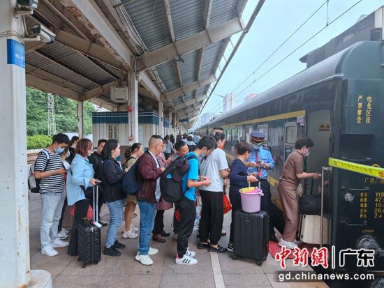 广州东站“五一”小长假运输开出首趟普速临客 作者 黄伟伟
