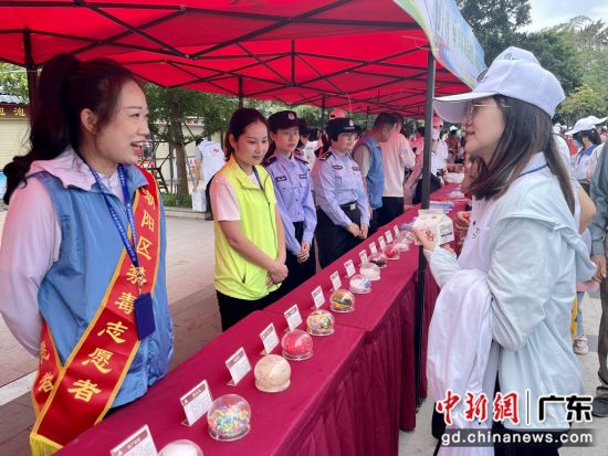 汕头斤千名青年宣传禁毒反诈活动，主办方还在现场进行了仿真毒品模型展示 作者 林大森