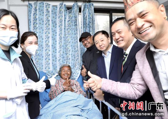 深眼医医疗团队和深圳市潮青会主席陈国雄一同看望术后复查患者 作者 受访者供图