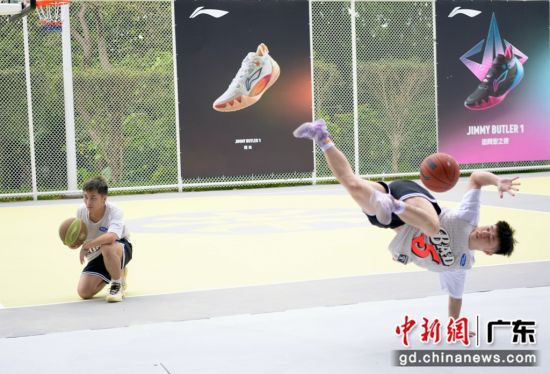 图为深圳李宁篮球公园篮球秀。 作者 陈文