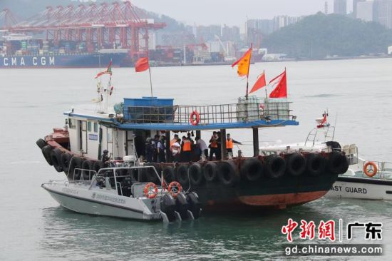 执法人员对海域进行监视。深圳海警局供图