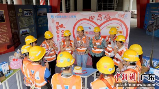 中建八局深圳市体育中心项目的女工人度过了一个甜蜜的“别样”母亲节。通讯员 供图