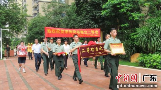 图为惠州惠城区为荣立二等功军人梁帅家庭送喜报活动现场。 作者 何宵摄