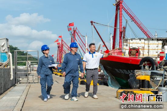 南方电网广东电网公司工作人员在码头开展用电检查。广东电网公司 供图
