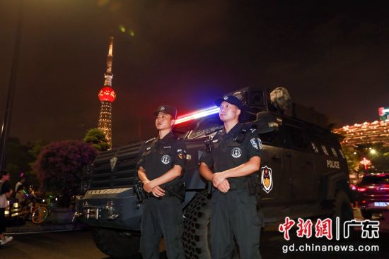 佛山禅城持警在繁华路段站岗执勤。广东省公安厅 供图