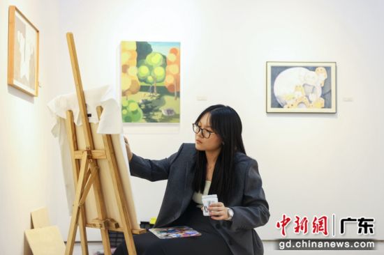 艺术家金子墨(Isabella Jin。)正在创作。受访者供图