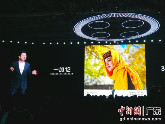 图为智能手机一加12在深圳发布。陈文 摄