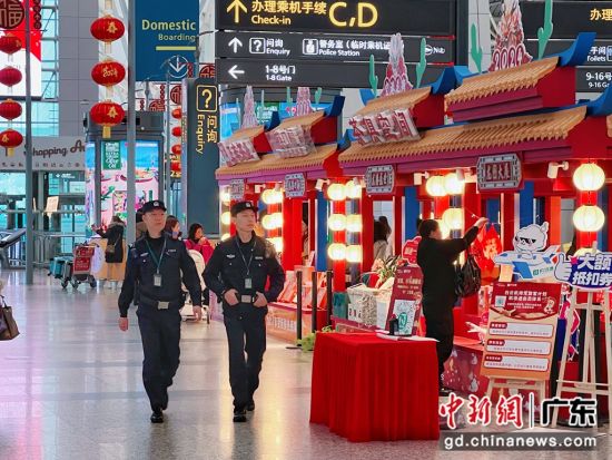 广东省公安厅机场公安局民警在广州白云国际机场航站楼执勤。广东省公安厅 供图