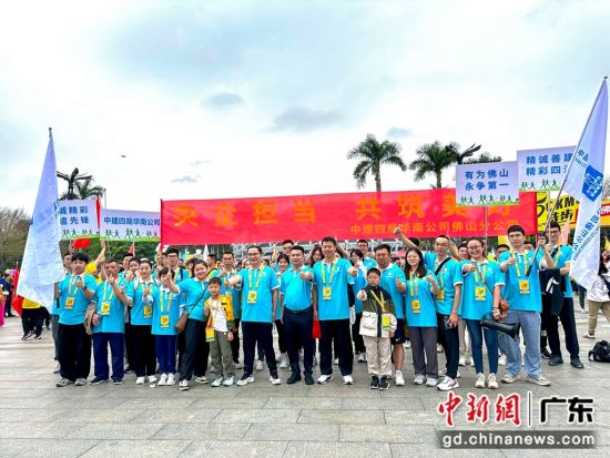 中建四局华南公司佛山分公司组成的一支60人的建设者徒步小队参加今年的50公里徒步活动。朱笛 摄