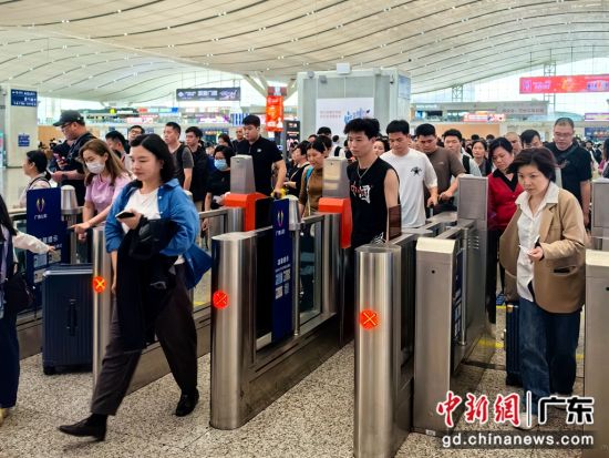 图为3月27日深圳北站出行旅客。深圳站 供图