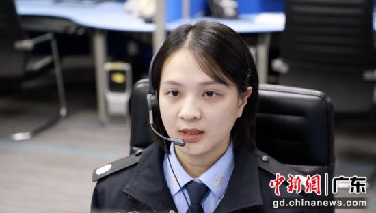 邓诗欣在接警。广州市公安局 供图