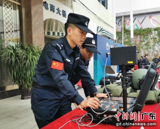杨绍杰在禁毒宣传活动现场展示搜排爆机器人。广州市公安局 供图