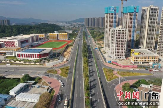建成通车的城市快速路――大旺大道。陈杰摄