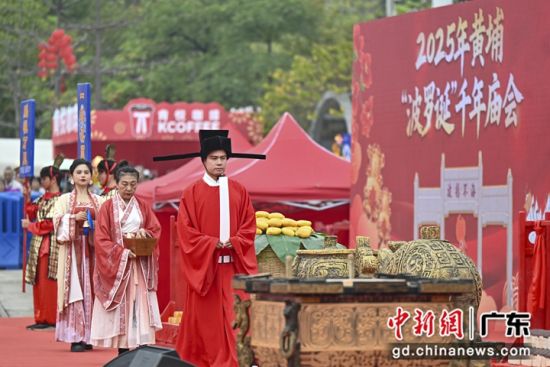 3月10日,广州千年庙会“波罗诞”的祭海祈福展演。 陈骥旻 摄 3月10日,广州千年庙会“波罗诞”的祭海祈福展演。 陈骥旻 摄