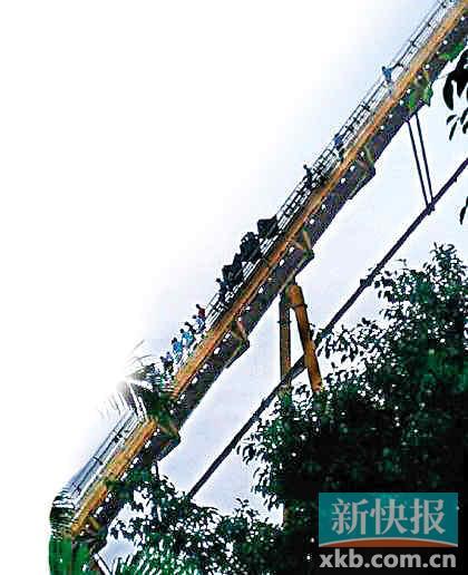 广州番禺一大型游乐场过山车高空骤停28人被