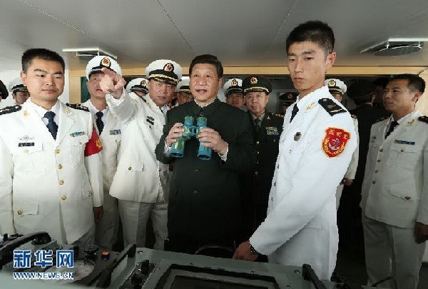 习近平在广州战区登上军舰战车考察(图)