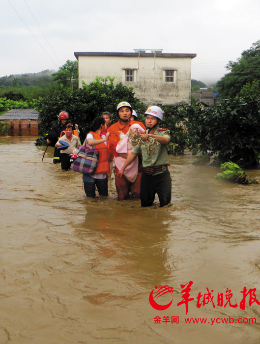 雷暴袭广东造成41人死亡 广州网友直播水浸街