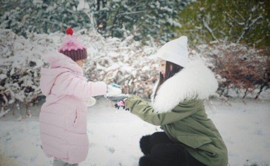 李小璐带甜馨玩雪晒照:和我的闺蜜去踩雪