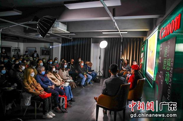 影展及华南生态摄影比赛启动仪式聚集了众多摄影好者，主办方供图