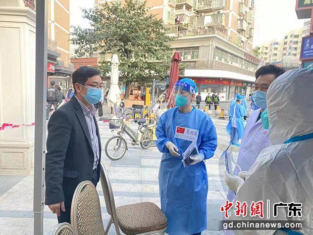 珠海市中西医结合医院副院长李少杰（左一）带领医务部副主任杨卫立到核酸监测点督导、慰问。