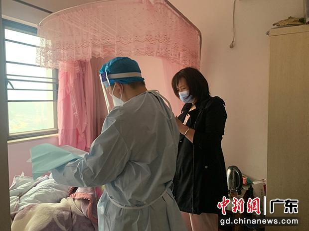 管控区南屏镇濂泉社区，医疗队为行动不便患者提供上门服务。