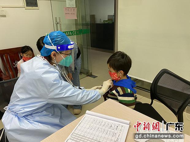 管控区南屏镇永济社区，队长、中共党员陈威妮在接诊。