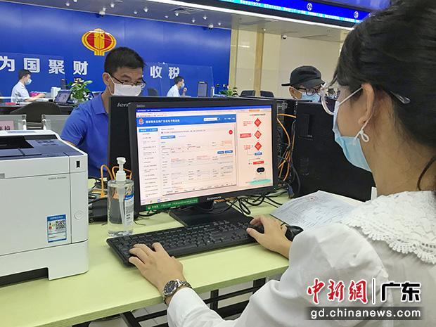 图为禅城区税务局升级自助办税辅导服务，以“一机双屏”形式展示操作指引，方便纳税人。