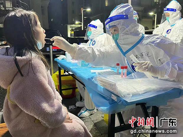 深圳边检总站医院派出支援队参与核酸检测。深圳边检总站 供图