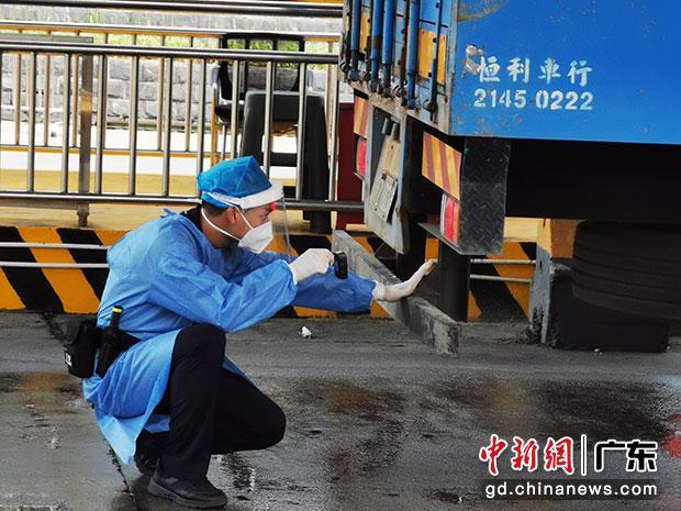 边检民警对入境货车车体进行查验。深圳边检总站 供图