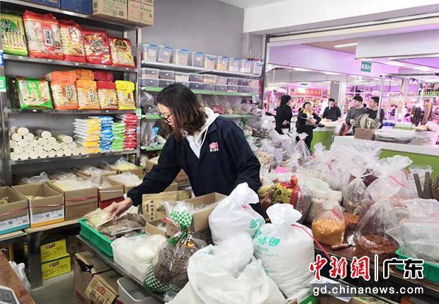 邝女士经营的粮油农产品店位于天玺湾农贸市场。受访方供图