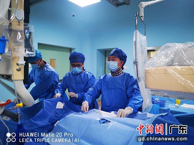 张宏文主任在手术中（右一）