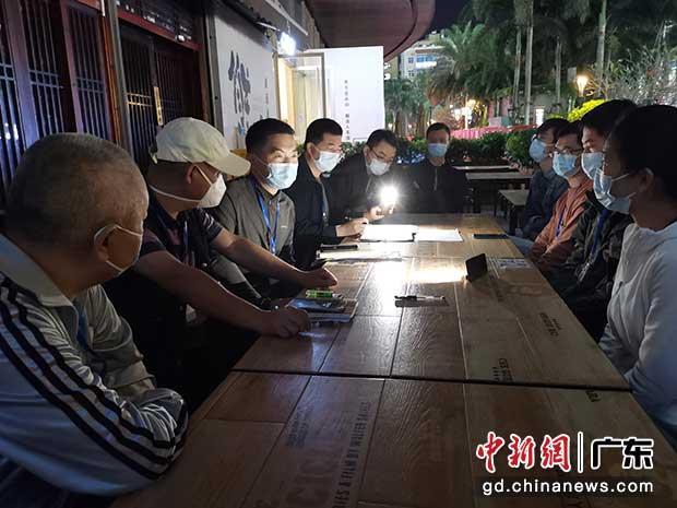 通过小组学习会，不断提高党员思想认识。 深圳市直支援下沙组 供图