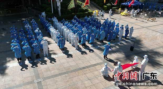 支部35名党员身着防护服重温入党誓词。 深圳市直支援下沙组 供图