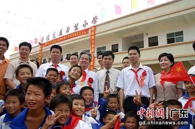 完美(中国)有限公司董事长古润金与希望小学的孩子们在一起
